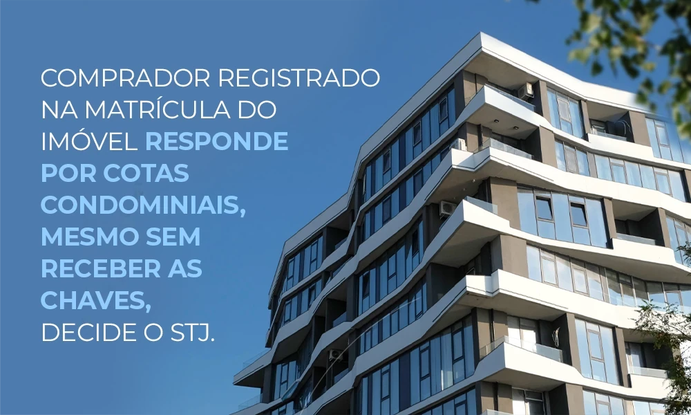 Comprador registrado na matrícula do imóvel responde por cotas condominiais, mesmo sem receber as chaves. 